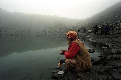 Lago de esqueletos en Roopkund, India...
