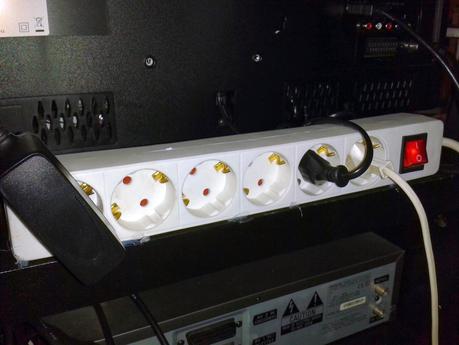 Prolongador pegado detrás de mesa de TV prolongador pegado detras de mesa de tv