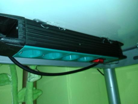 Alargador pegado debajo de mesa de despacho alargador pegado debajo de mesa de despacho