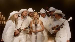 Crítica de “Alabama Monroe” (2012) músicos y ella de blanco