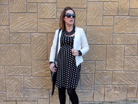 Look (premama o embarazada) con vestido negro de lunares de la tienda online Sabochi Premamá Look premama o embarazada, con vestido negro de lunares y chaqueta blanca de lentejuelas