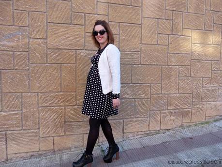 Look (premama o embarazada) con vestido negro de lunares de la tienda online Sabochi Premamá Look premama o embarazada, con vestido negro de lunares y chaqueta blanca de lentejuelas
