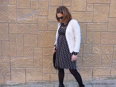 Look (premama o embarazada) con vestido negro de lunares de la tienda online Sabochi Premamá Look premama o embarazada, con vestido negro de lunares y chaqueta blanca de lentejuelas