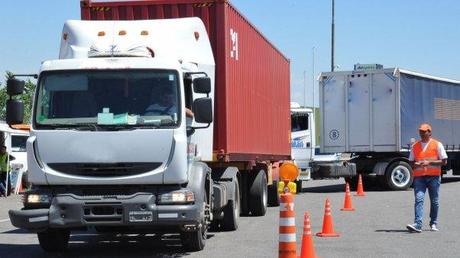 Multan a dos camioneros que manejaban alcoholizados por una ruta bonaerense Multan a dos camioneros que manejaban alcoholizados por una ruta bonaerense