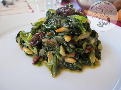 ESPINACAS SALTEADAS CON CEBOLLA, JAMON, PASAS Y PIÑONES ESPINACAS SALTEADAS CON CEBOLLA, JAMON, PASAS Y PIÑONES