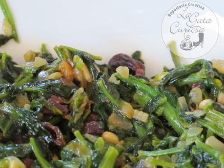 ESPINACAS SALTEADAS CON CEBOLLA, JAMON, PASAS Y PIÑONES ESPINACAS SALTEADAS CON CEBOLLA, JAMON, PASAS Y PIÑONES