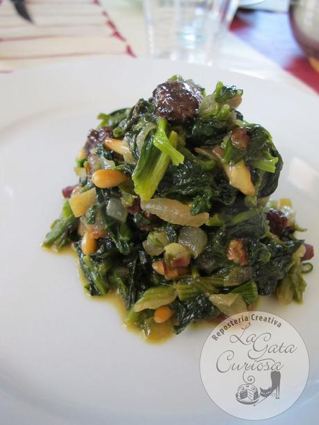 ESPINACAS SALTEADAS CON CEBOLLA, JAMON, PASAS Y PIÑONES ESPINACAS SALTEADAS CON CEBOLLA, JAMON, PASAS Y PIÑONES