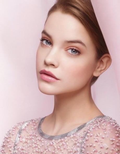 COMO CONSEGUIR UN MAQUILLAJE NATURAL Y FAVORECEDOR COMO CONSEGUIR UN MAQUILLAJE NATURAL Y FAVORECEDOR