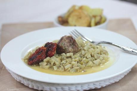 Picadillo de alcachofas con albóndiga y tomates secos fritos Picadillo de alcachofas con albóndiga y tomates fritos