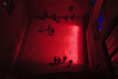 Roig de Estudi Arola para LlumBCN viste de rojo el patio de la Reial Acadèmia de Les Bones Lletres. 6 ROIG INSTAL·LACIO llumbcn-eloi aisa