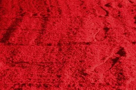 Roig de Estudi Arola para LlumBCN viste de rojo el patio de la Reial Acadèmia de Les Bones Lletres. 14 ROIG INSTAL·LACIO llumbcn-Estudi (2)