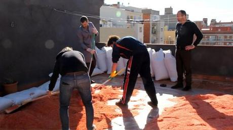 Roig de Estudi Arola para LlumBCN viste de rojo el patio de la Reial Acadèmia de Les Bones Lletres. 10 ROIG INSTAL·LACIO llumbcn-estudi (2)