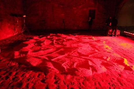 Roig de Estudi Arola para LlumBCN viste de rojo el patio de la Reial Acadèmia de Les Bones Lletres. 13 ROIG INSTAL·LACIO llumbcn- PROCÈS (184)