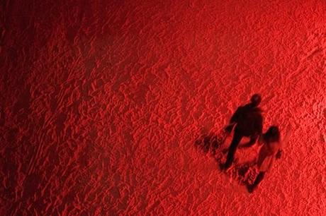 Roig de Estudi Arola para LlumBCN viste de rojo el patio de la Reial Acadèmia de Les Bones Lletres. 15 ROIG INSTAL·LACIO llumbcn-eloi aisa (29)