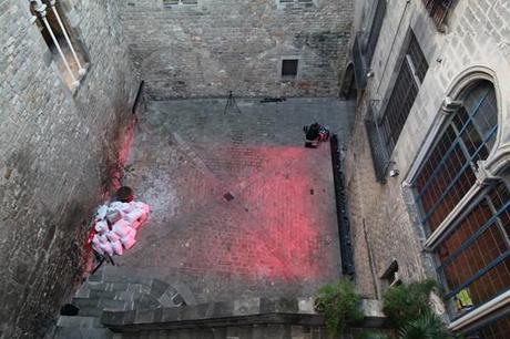 Roig de Estudi Arola para LlumBCN viste de rojo el patio de la Reial Acadèmia de Les Bones Lletres. 9 ROIG INSTAL·LACIO llumbcn- PROCÈS (180)