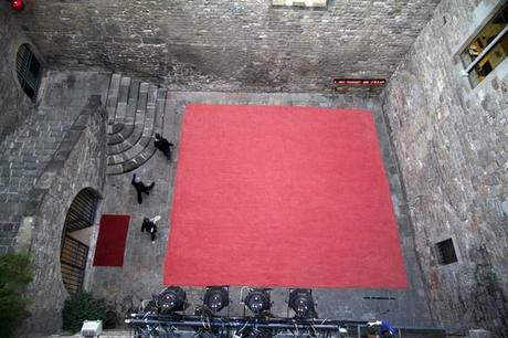 Roig de Estudi Arola para LlumBCN viste de rojo el patio de la Reial Acadèmia de Les Bones Lletres. 4 ROIG INSTAL·LACIO llumbcn