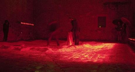 Roig de Estudi Arola para LlumBCN viste de rojo el patio de la Reial Acadèmia de Les Bones Lletres. 12 ROIG INSTAL·LACIO llumbcn-eloi aisa (11)