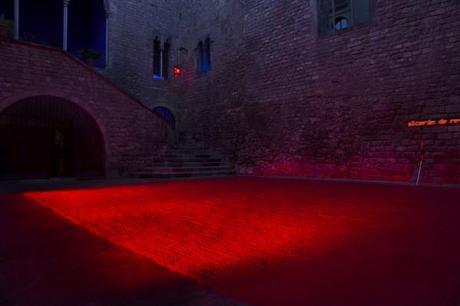 Roig de Estudi Arola para LlumBCN viste de rojo el patio de la Reial Acadèmia de Les Bones Lletres. 1 ROIG llumbcn-carlos pericas