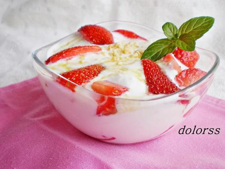 Fresas con crema de requesón y miel de agave Fresas con crema de requesón y miel de agave