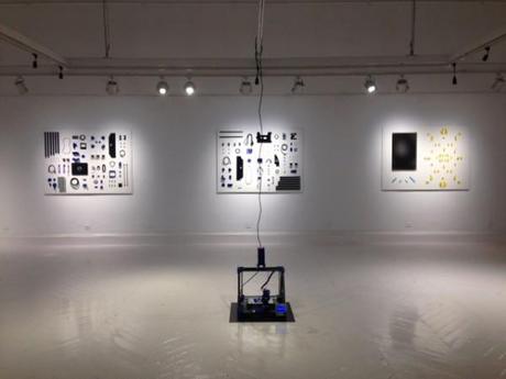 Instalación X127 Y230 E8 de (re)producción 3D en La Sala Vinçon: impresoras imprimiendo impresoras. photo