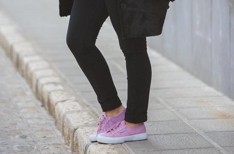 a pop of mauve superga_tennis_street-style