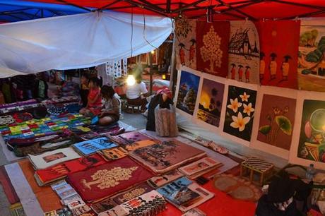 Mercado nocturno de Luang Prabang Mercado nocturno de Luang Prabang