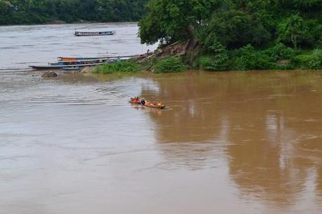 Monjes budistas cruzando el río Monjes budistas cruzando el río