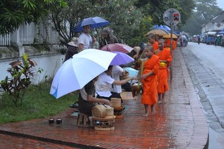 Monjes budistas en Luang Prabang Monjes budistas en Luang Prabang