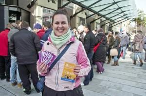 ¡Pero qué público más tonto tengo! Hay gente que guarda horas de colas para conseguir entradas. Sin embargo, especialmente durante los preliminares, tras la actuación de alguna murga puntera, muchas butacas son abandonadas.