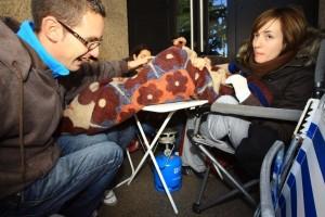 ¡Pero qué público más tonto tengo! ¿Como se puede combatir el frío y hacer tantas horas de cola para abandonar una butaca?