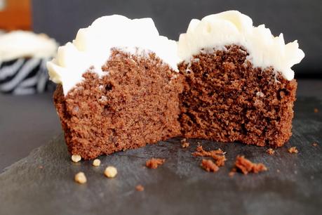 Cupcakes de chocolate y buttercream de crema de almendras - Cakes a medida Receta de Cupcakes de chocolate y buttercream de crema de almendras