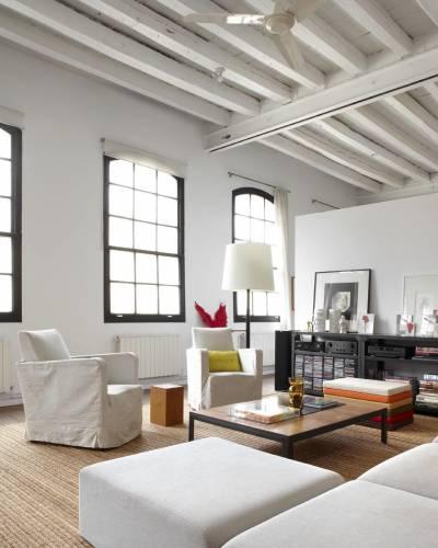 Living del loft con muebles de varios estilos