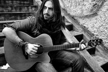 ANDRÉS SUÁREZ, EL MAR QUE ENCIERRAN LAS CANCIONES ANDRÉS SUÁREZ, EL MAR QUE ENCIERRAN LAS CANCIONES
