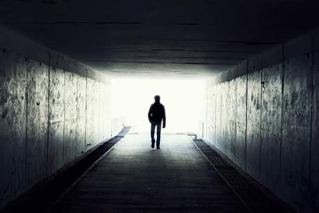 Yo soy psicologo , el coach no lo es Silhouette-Of-Man-Walking-In-T