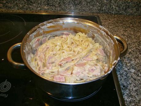 NIDOS CON SALSA DE QUESO NIDOS CON SALSA DE QUESO