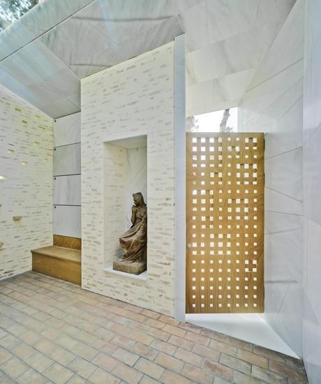 Panteón familiar: un patio íntimo abierto al cielo escultura