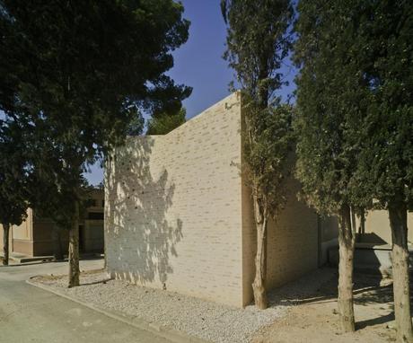 Panteón familiar: un patio íntimo abierto al cielo Fachada lateral