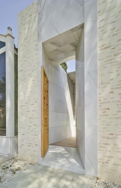 Panteón familiar: un patio íntimo abierto al cielo ñiñi