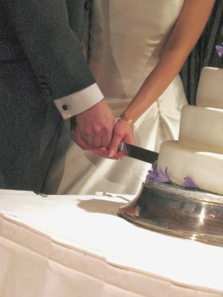 pareja cortando la tarta nupcial
