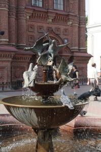 Diferenciando palomas de metal con vivas. Fuente en el centro de Kazan