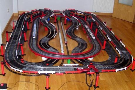Montaje nº 47. Circuito de velocidad entre railes con pequetrenes que van y vienen. Montaje nº 47. Circuito de velocidad entre railes con pequetrenes que van y vienen.