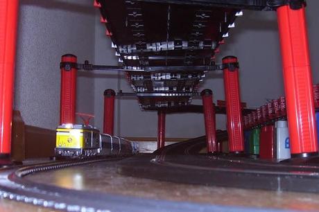 Montaje nº 47. Circuito de velocidad entre railes con pequetrenes que van y vienen. Montaje nº 47. Circuito de velocidad entre railes con pequetrenes que van y vienen.