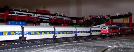 Montaje nº 47. Circuito de velocidad entre railes con pequetrenes que van y vienen. Montaje nº 47. Circuito de velocidad entre railes con pequetrenes que van y vienen.