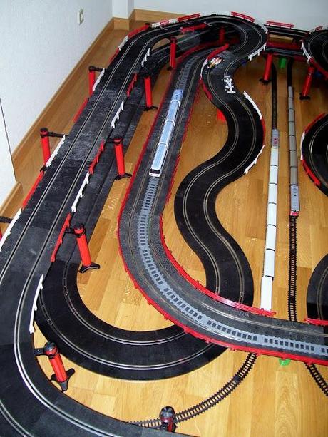 Montaje nº 47. Circuito de velocidad entre railes con pequetrenes que van y vienen. Montaje nº 47. Circuito de velocidad entre railes con pequetrenes que van y vienen.