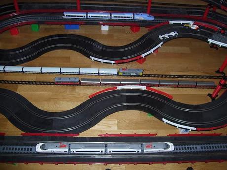 Montaje nº 47. Circuito de velocidad entre railes con pequetrenes que van y vienen. Montaje nº 47. Circuito de velocidad entre railes con pequetrenes que van y vienen.