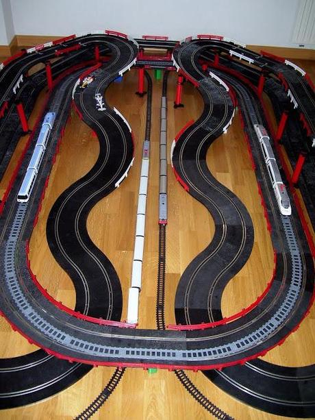 Montaje nº 47. Circuito de velocidad entre railes con pequetrenes que van y vienen. Montaje nº 47. Circuito de velocidad entre railes con pequetrenes que van y vienen.