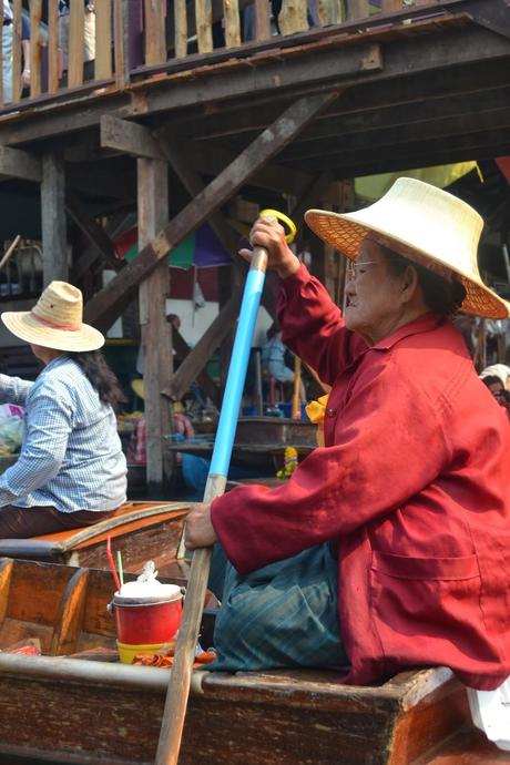 Día 12: Mercado Flotante Dumnoen Saduak, Río Kwai y visita al Templo de los Tigres. Día 12: Mercado Flotante Dumnoen Saduak, Río Kwai y visita al Templo de los Tigres.
