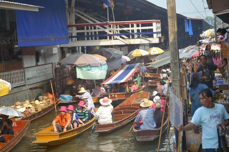 Día 12: Mercado Flotante Dumnoen Saduak, Río Kwai y visita al Templo de los Tigres. Día 12: Mercado Flotante Dumnoen Saduak, Río Kwai y visita al Templo de los Tigres.