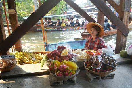 Día 12: Mercado Flotante Dumnoen Saduak, Río Kwai y visita al Templo de los Tigres. Día 12: Mercado Flotante Dumnoen Saduak, Río Kwai y visita al Templo de los Tigres.