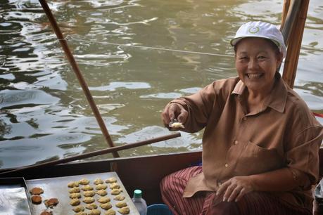 Día 12: Mercado Flotante Dumnoen Saduak, Río Kwai y visita al Templo de los Tigres. Día 12: Mercado Flotante Dumnoen Saduak, Río Kwai y visita al Templo de los Tigres.